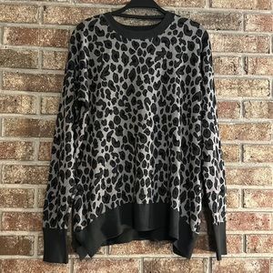 Isaac Mizrahi Grey Leopard Sweater size XL 1X soft, stretchy